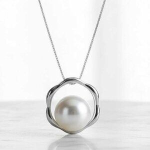 Ladies Round Pearl Flower Necklace